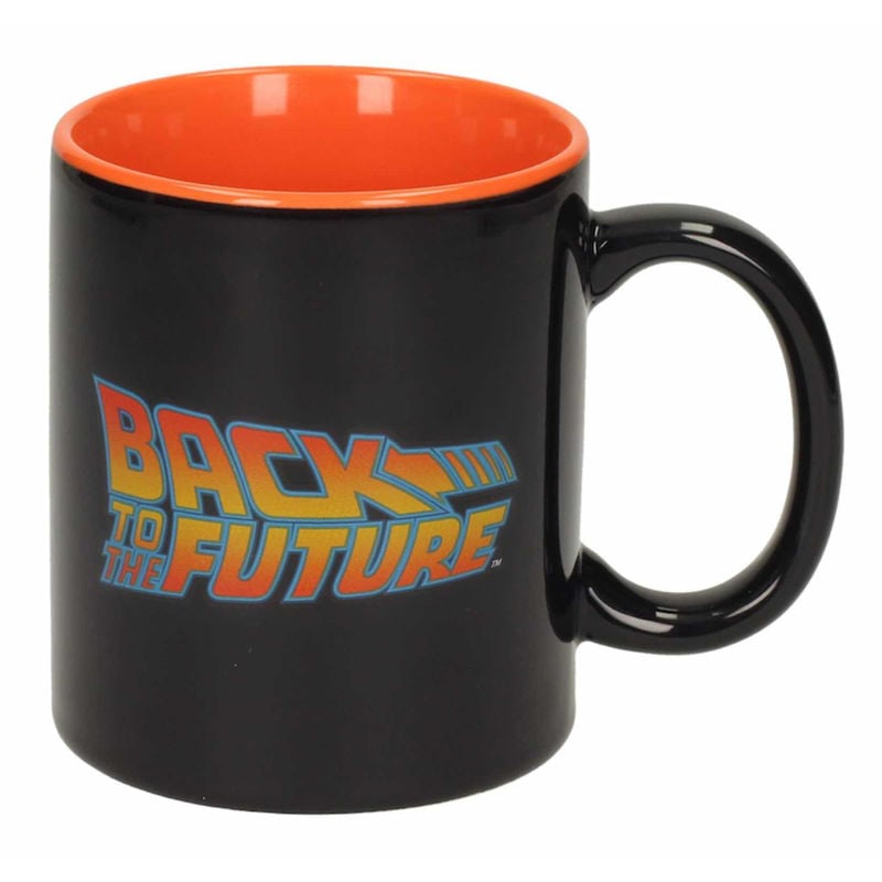 Taza negra de Regreso al Futuro con interior naranja y logo frontal