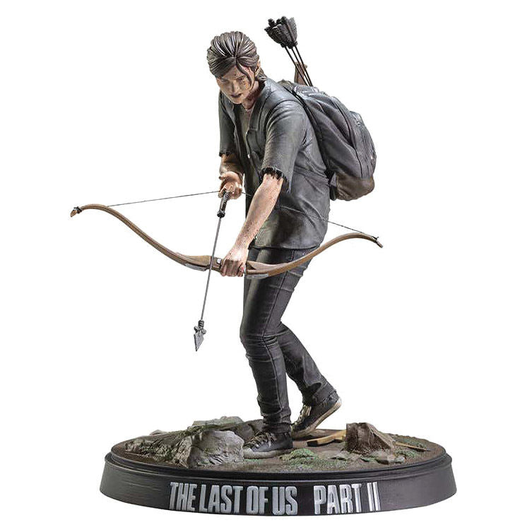 Estatua de Ellie de The Last of Us Part II con arco y mochila sobre una base escénica