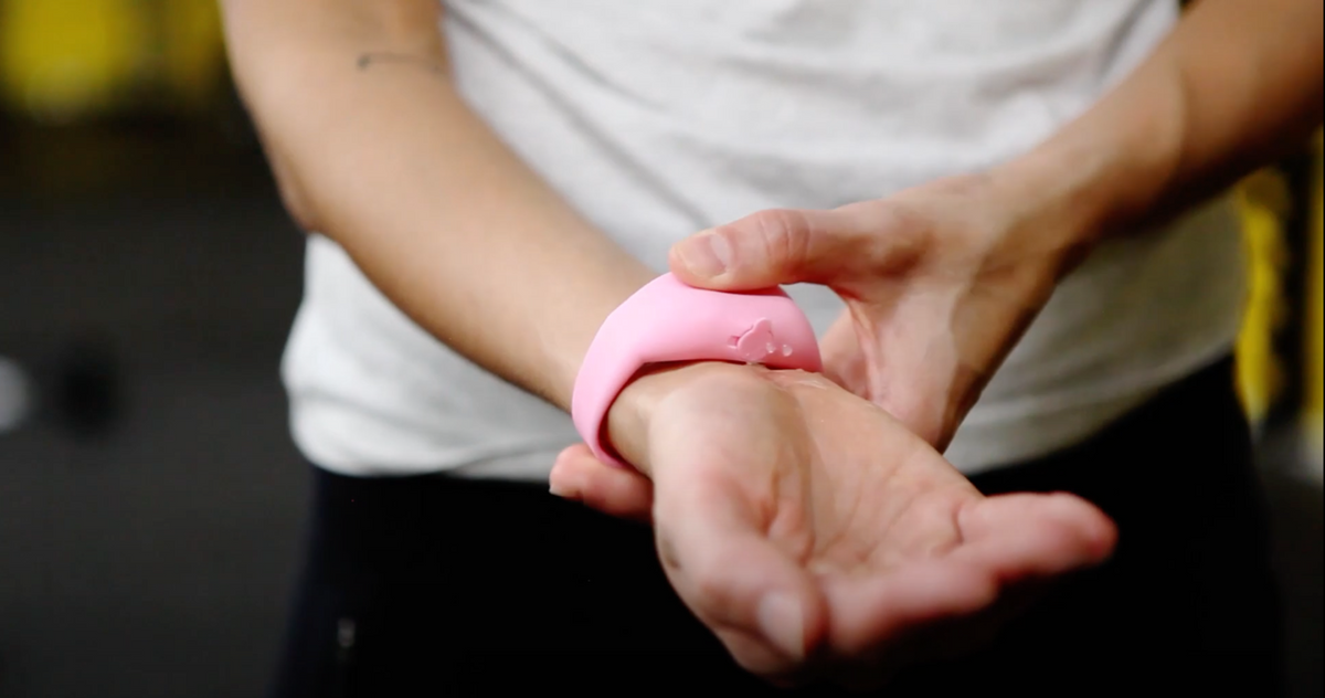 Pulsera amarilla SQUEEZYBAND dispensadora de gel ajustable - 4