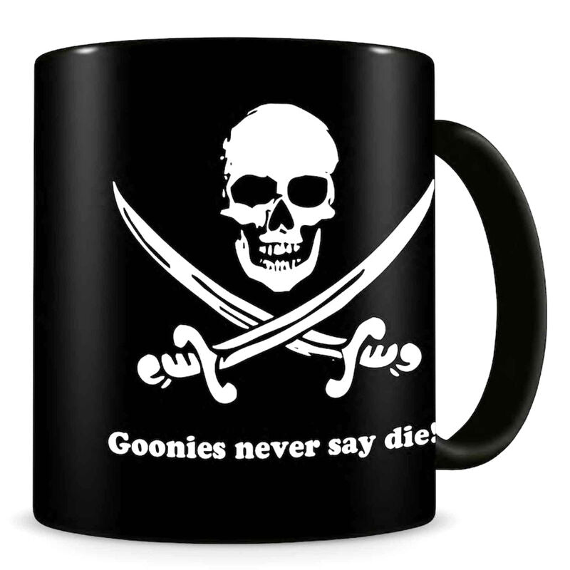 Taza negra de The Goonies con calavera, tibias cruzadas y lema Never Say Die