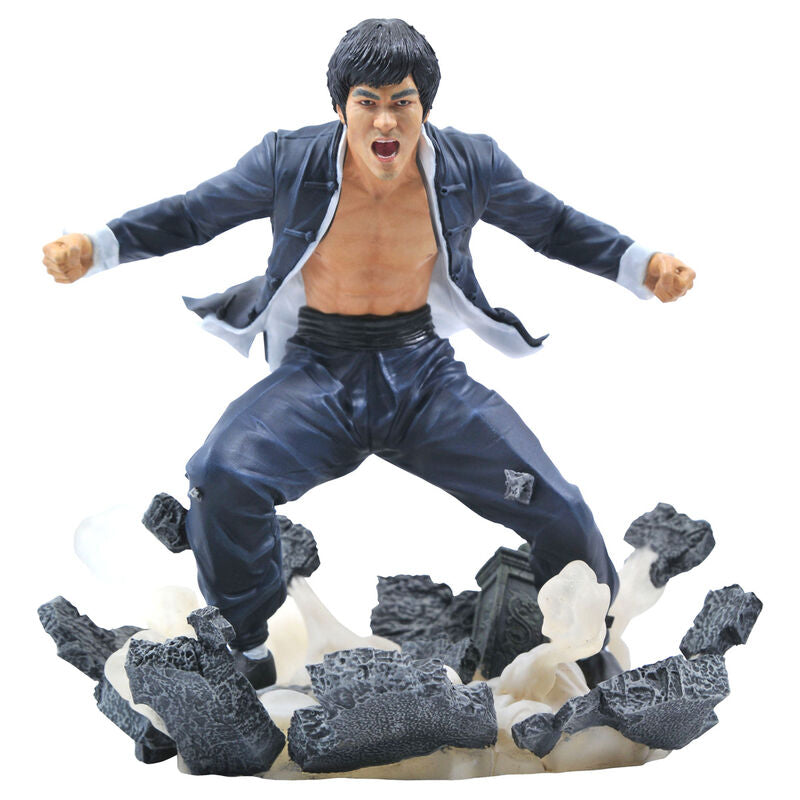 Estatua de Bruce Lee en pose de acción sobre una base rocosa
