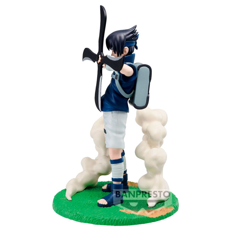 Figura de Sasuke Uchiha de Naruto Shippuden sobre una base verde con efectos de humo - 4