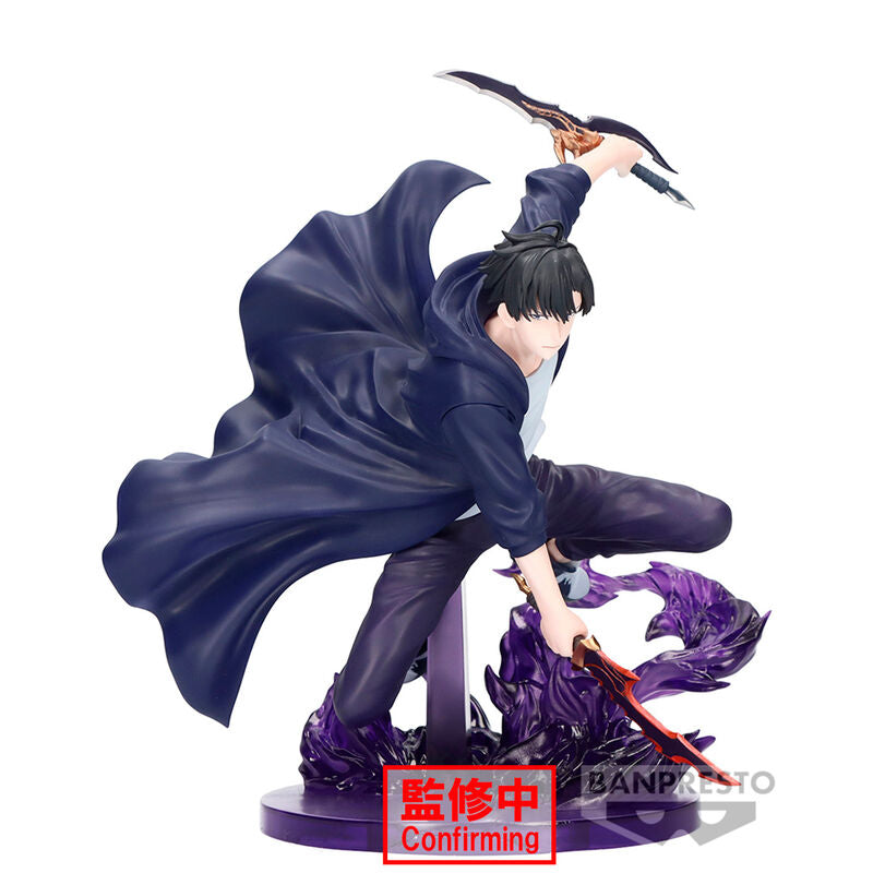 Figura de Sung Jinwoo de Solo Leveling en pose de combate con espada y elementos púrpura