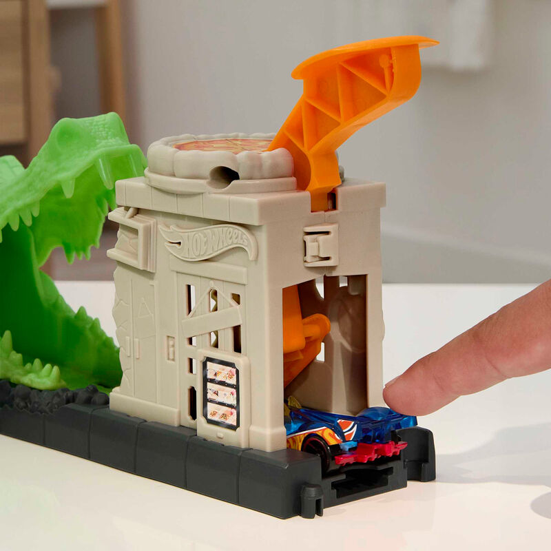 Pista Hot Wheels City con caimán, pizzería y coche 1:64 - 5