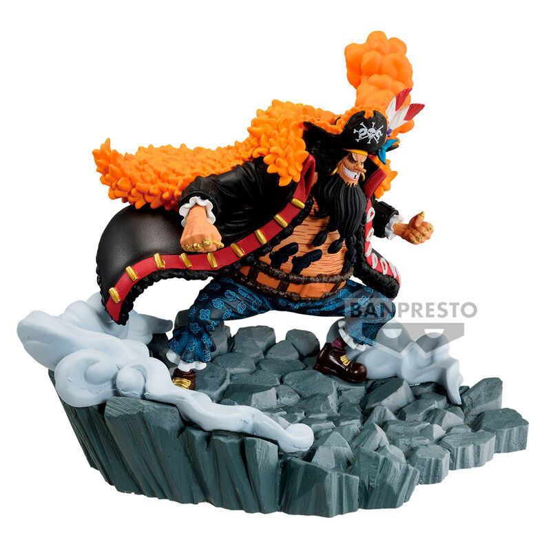 Figura de Marshall D. Teach de One Piece sobre una base rocosa con efectos de humo