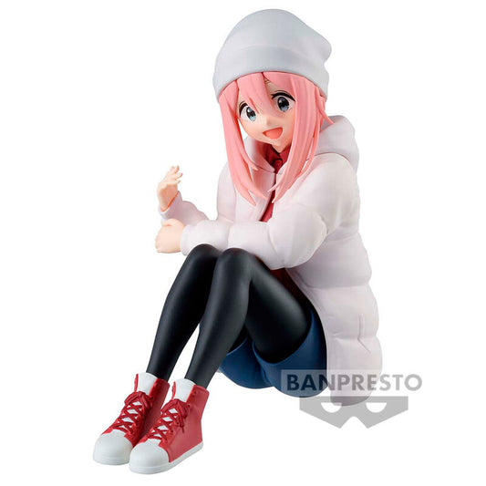 Figura de Nadeshiko Kagamihara sentada con abrigo blanco y zapatillas rojas - 2