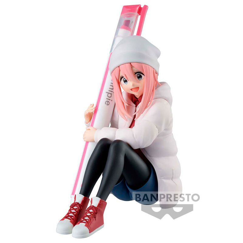 Figura de Nadeshiko Kagamihara sentada con abrigo blanco y zapatillas rojas - 5