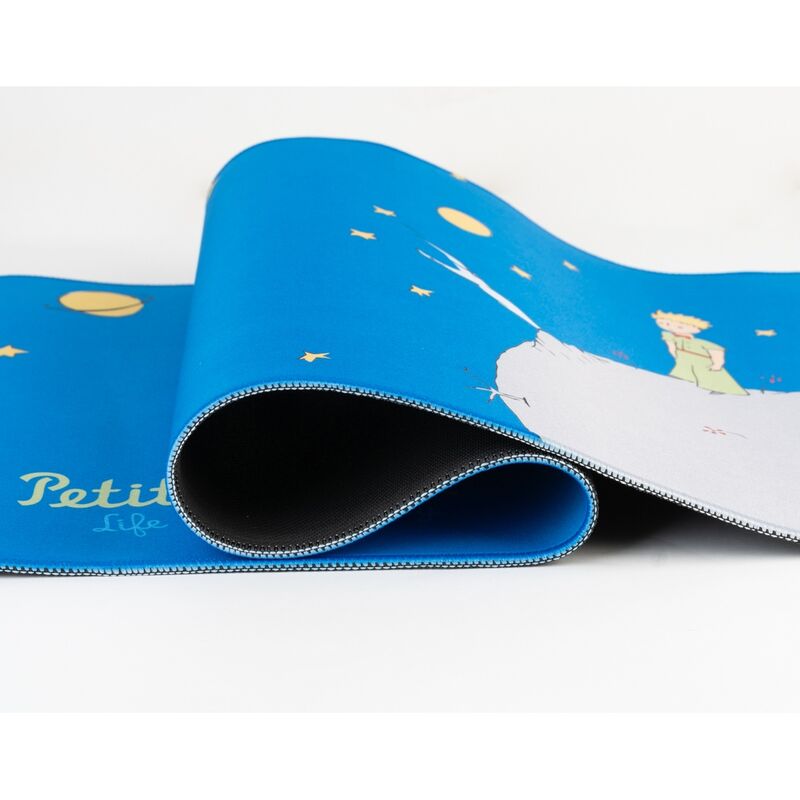 Alfombrilla gaming azul de El Principito con estrellas y personaje sobre un planeta - 5