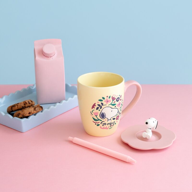 Taza amarilla con tapa rosa y figura de Snoopy - 3