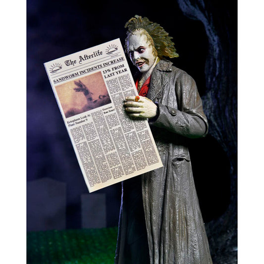 Figura NECA Ultimate de Beetlejuice Tour Guide con abrigo oscuro y camisa roja - 4