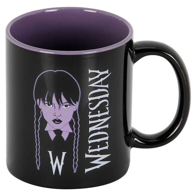 Taza negra y morada de Wednesday con ilustración de Miércoles y trenzas - 5