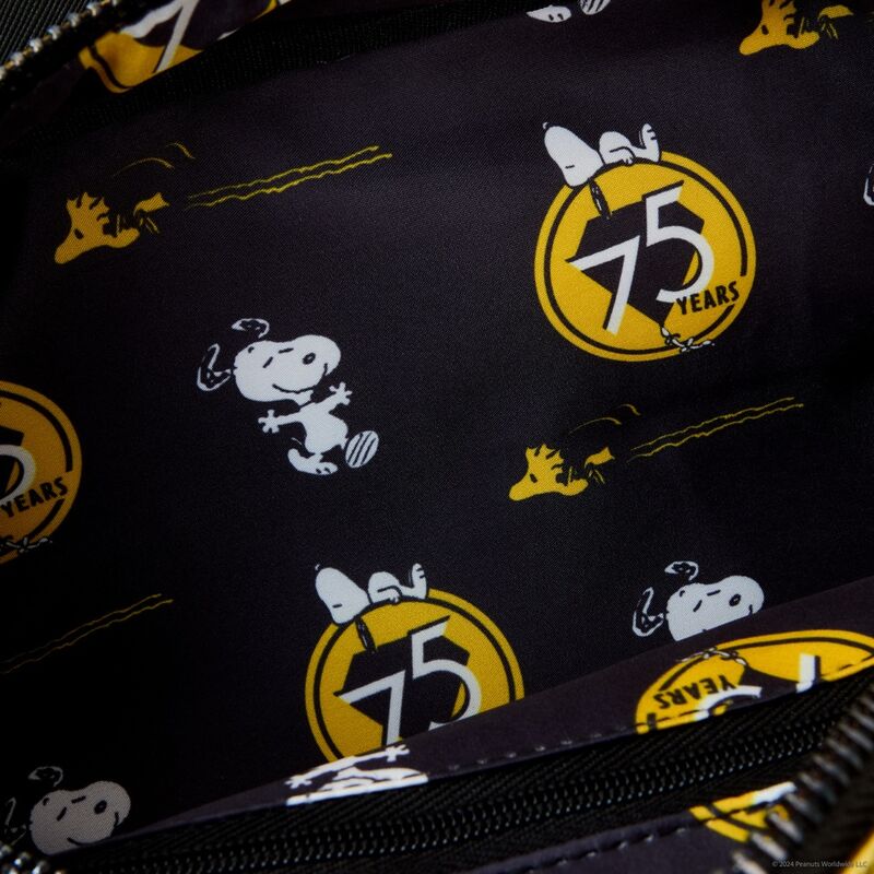Bolso amarillo Loungefly de Snoopy sobre su caseta - 4