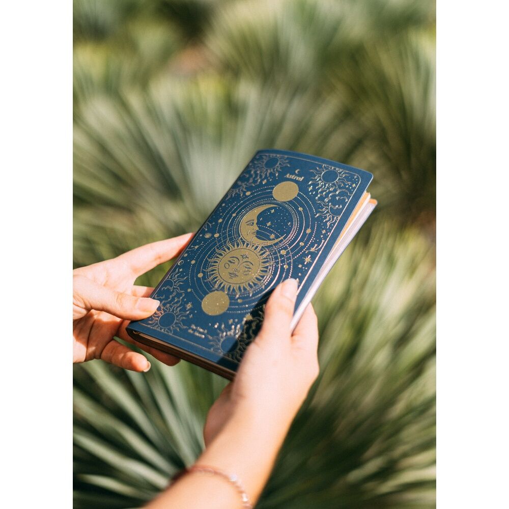 Cuaderno de viaje Astral ERIK azul marino con diseño astral dorado y cierre elástico - 7