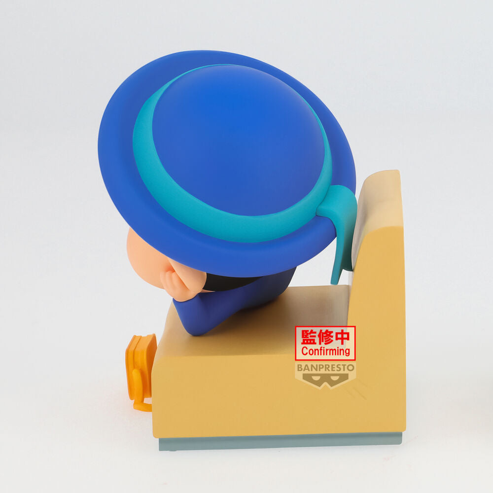Figura de Shinnosuke de Crayon Shinchan tumbado sobre una base escolar - 4