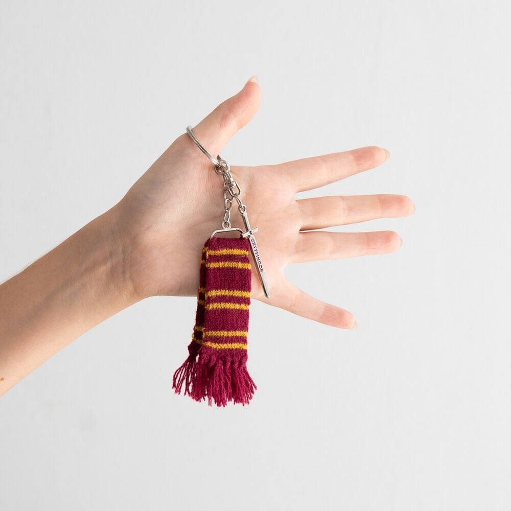 Llavero bufanda granate y amarilla de Gryffindor con colgante de espada - 6