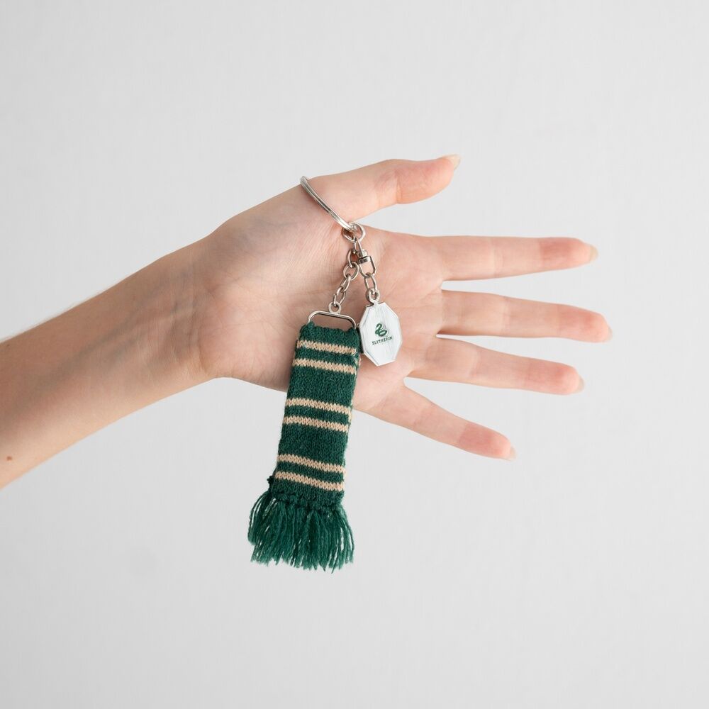 Llavero bufanda verde de Slytherin con flecos y placa metálica - 6