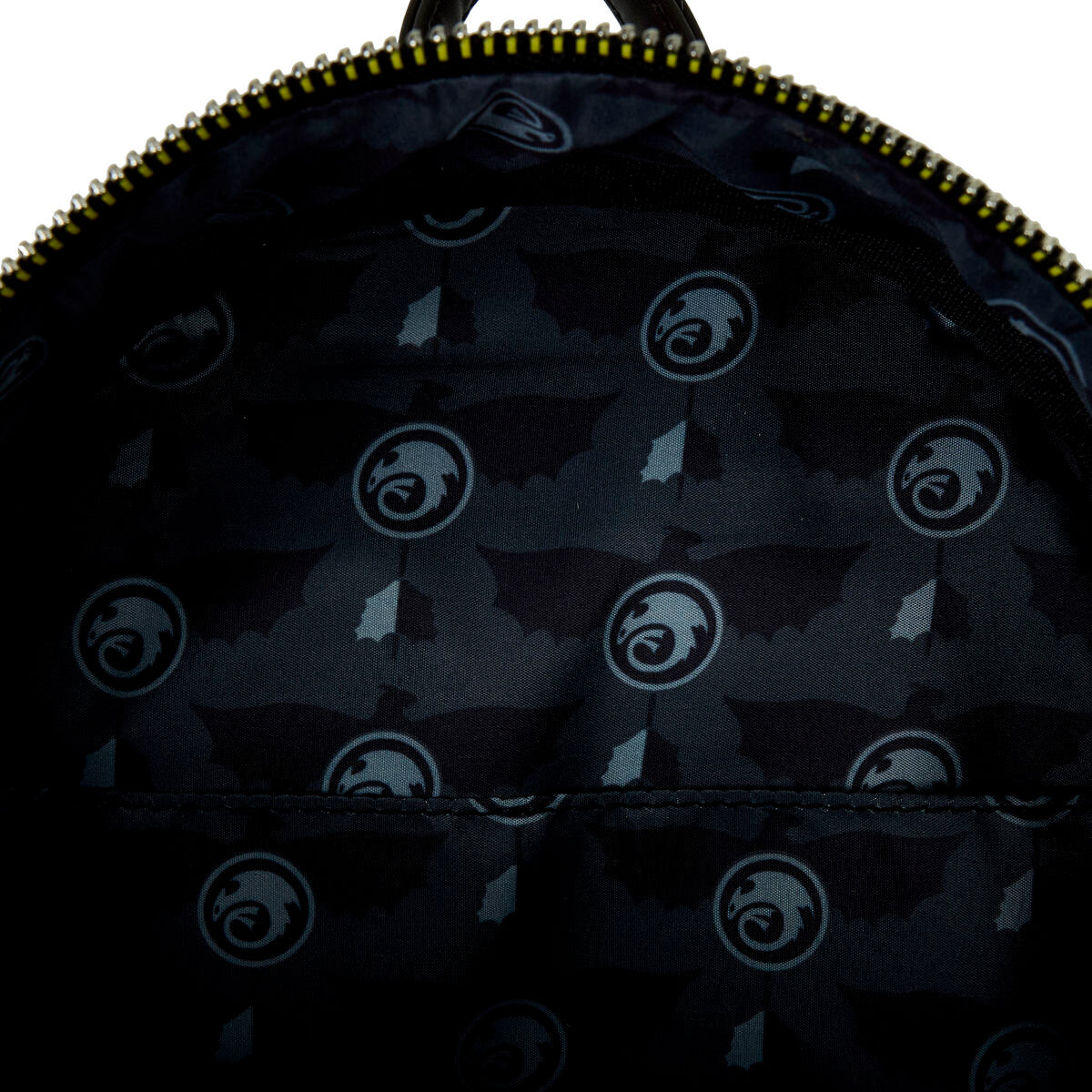 Mochila Loungefly negra de Cómo entrenar a tu dragón con detalles verde lima - 4