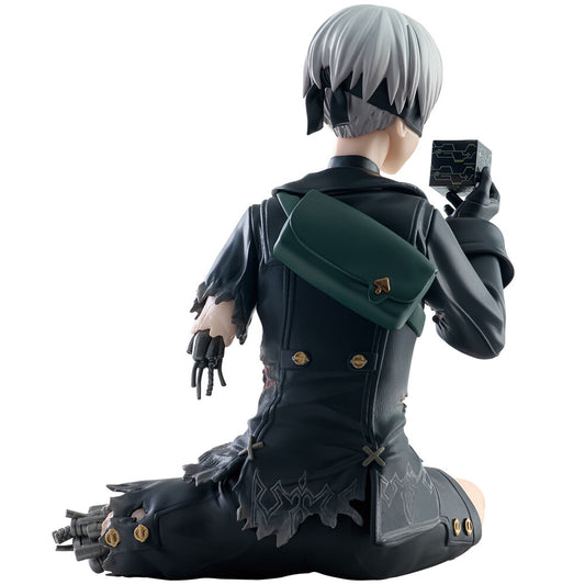Figura de 9S de NieR:Automata sentado con un cubo - 3