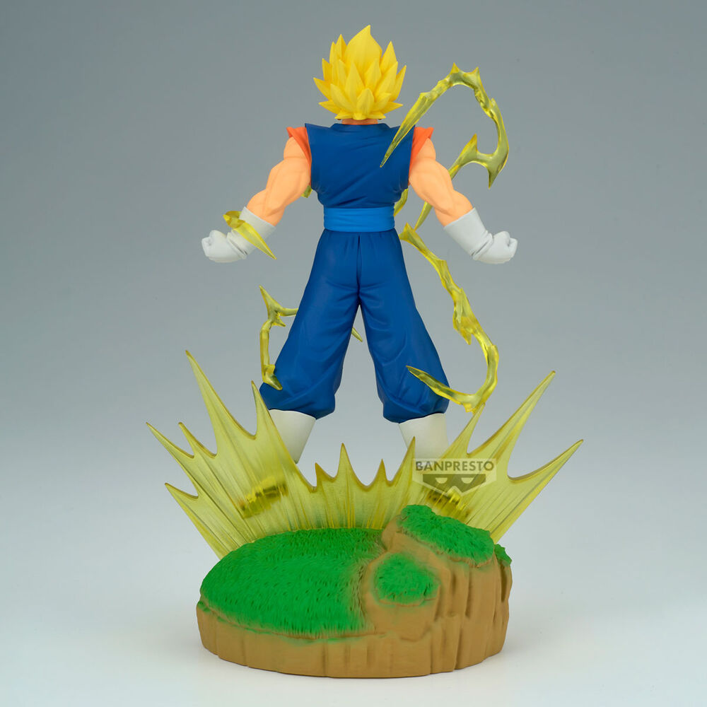 Figura de Vegito de Dragon Ball Z con efecto de energía amarilla sobre una base escénica - 5