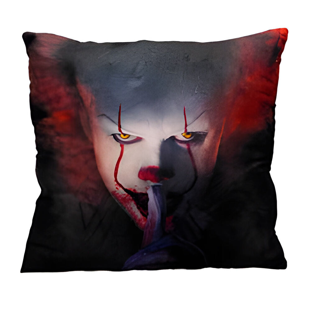 Cojín de Pennywise de IT en tonos negros y rojos