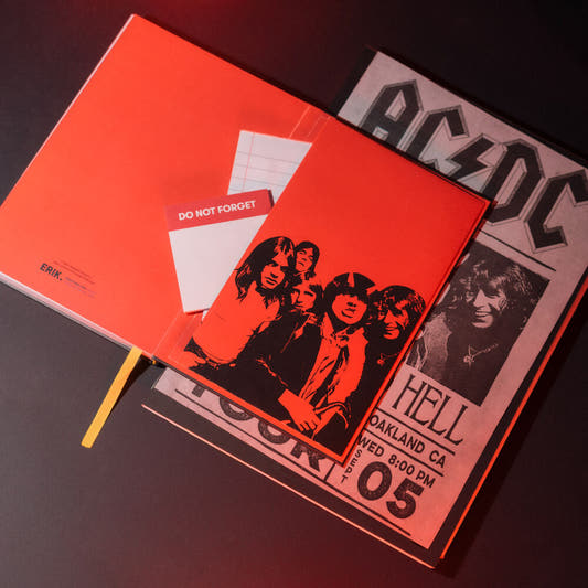 Cuaderno A5 AC/DC negro con logotipo rojo y amarillo - 6