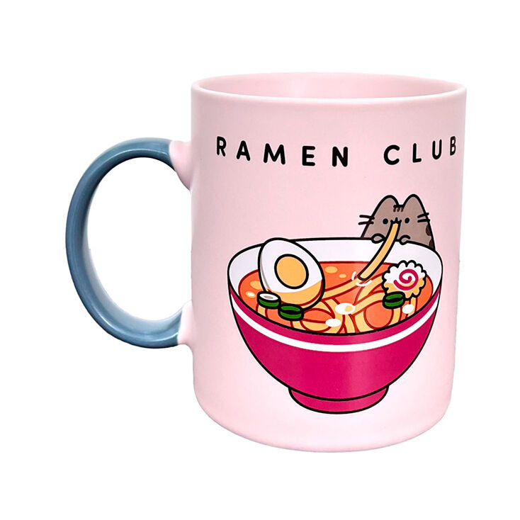 Taza rosa de porcelana Pusheen Ramen Club con asa azul