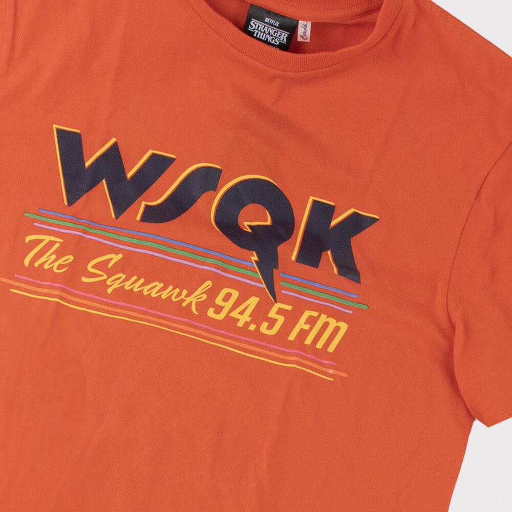 Camiseta naranja de Stranger Things con estampado The Squawk 94.5 FM - 4