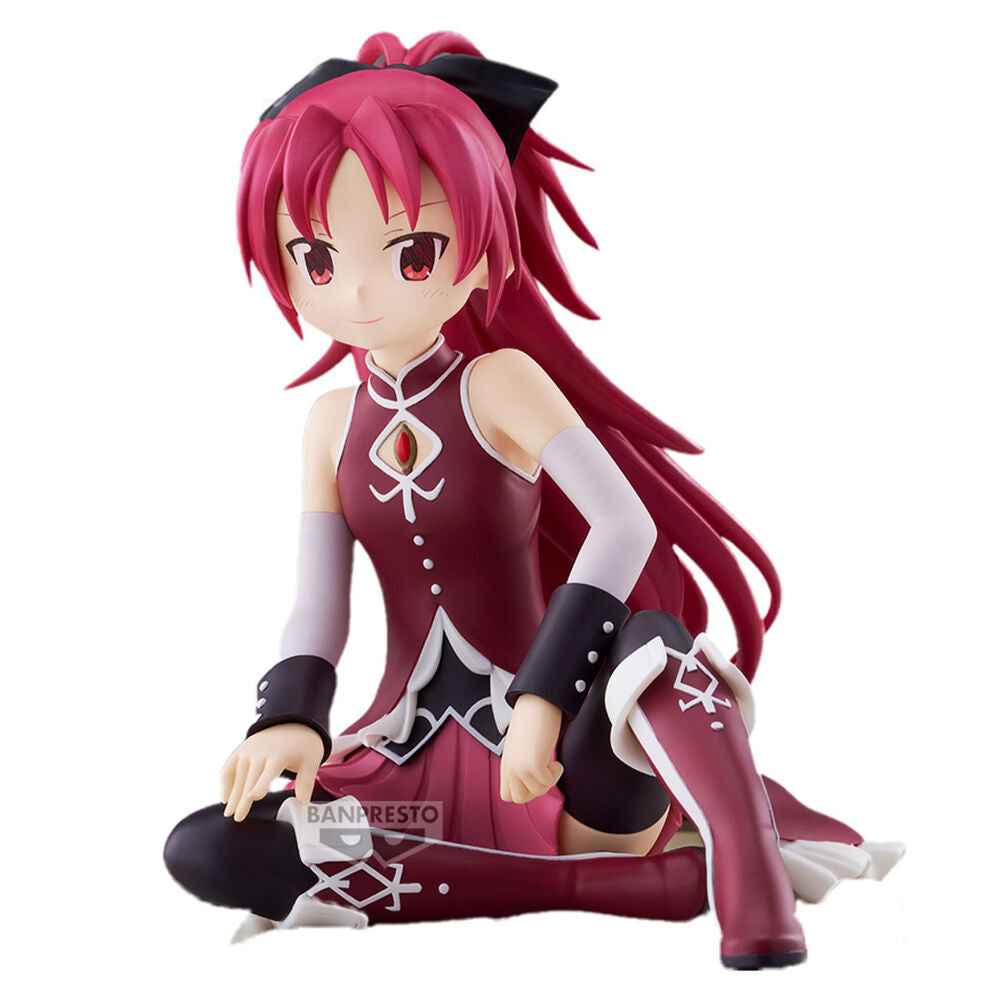 Figura de Kioko Sakura sentada con vestido burdeos y negro