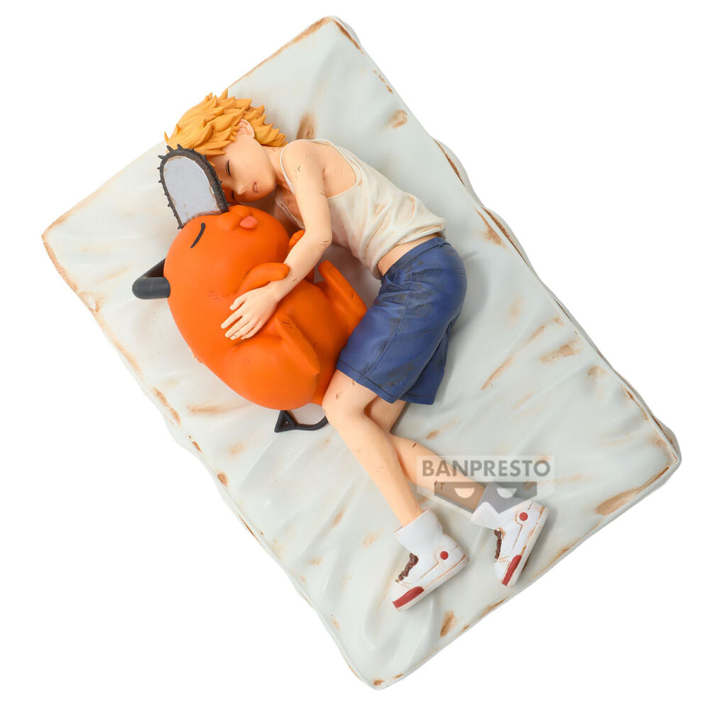 Figura de Denji abrazando a Pochita sobre un colchón - 4