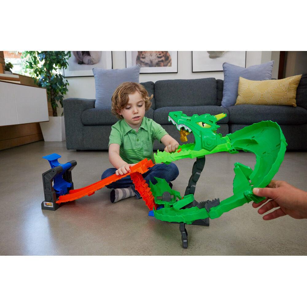 Pista Hot Wheels Monster Trucks Dragon Destruction con dragón verde y dos camiones - 6