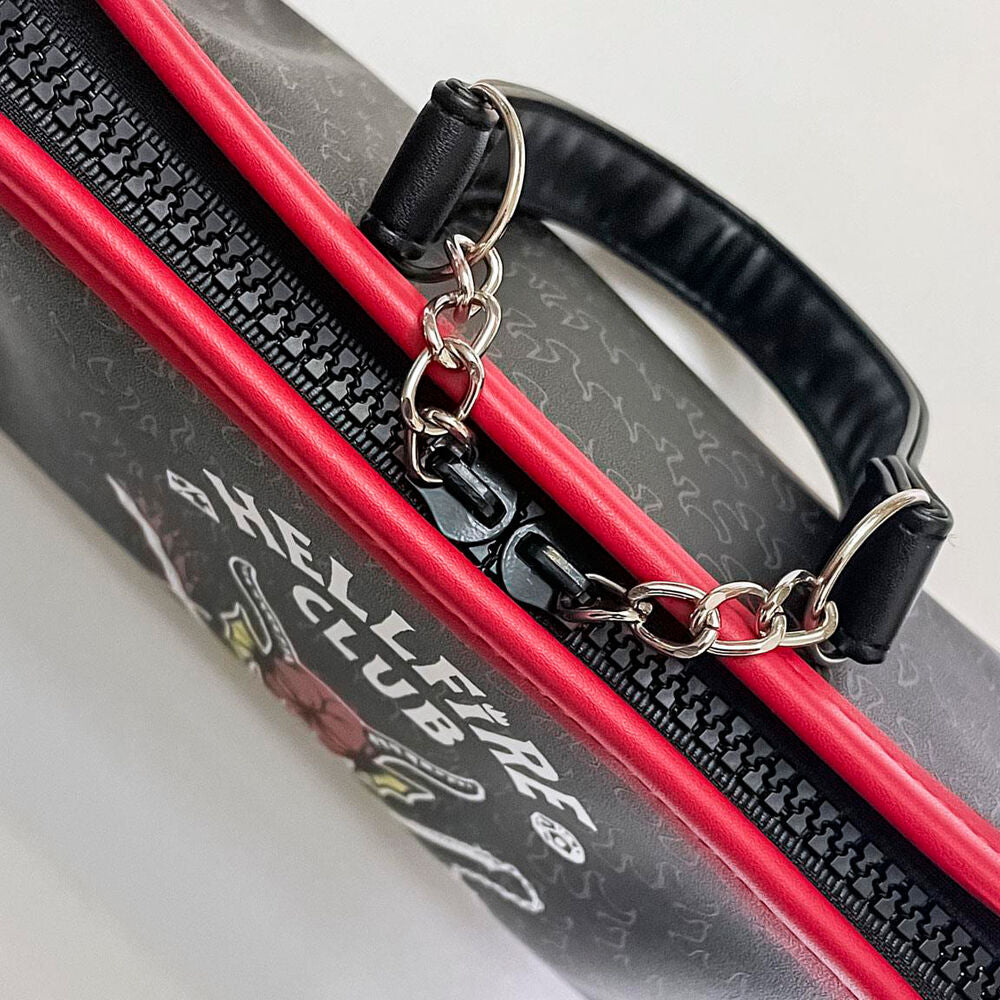 Neceser negro y rojo de Stranger Things con diseño Hellfire Club - 4