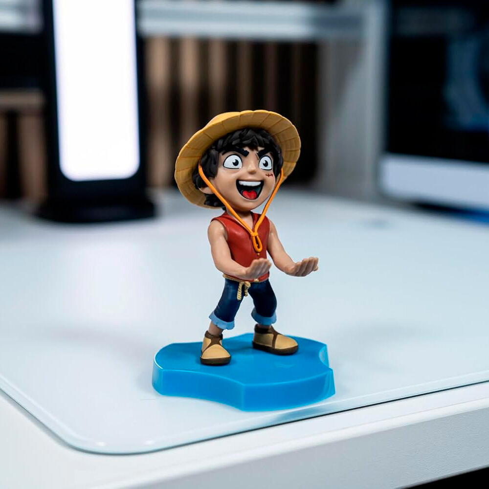 Mini Cable Guy de Luffy de One Piece con sombrero de paja sobre base azul - 3