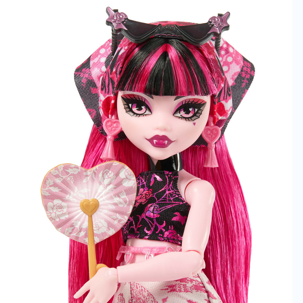 Muñeca Draculaura Monster High junto a su estuche de viaje rosa - 5
