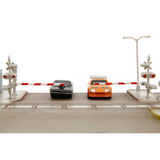 Diorama Fast & Furious con tren, vías, barreras, Dodge Charger y Toyota Supra - 4