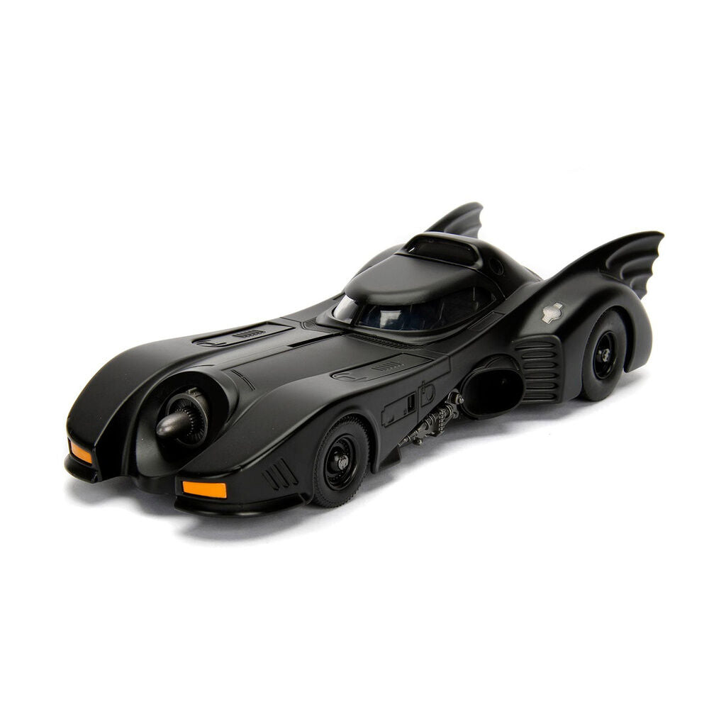 Figura de Batman junto a un Batmóvil negro a escala 1:24 - 5