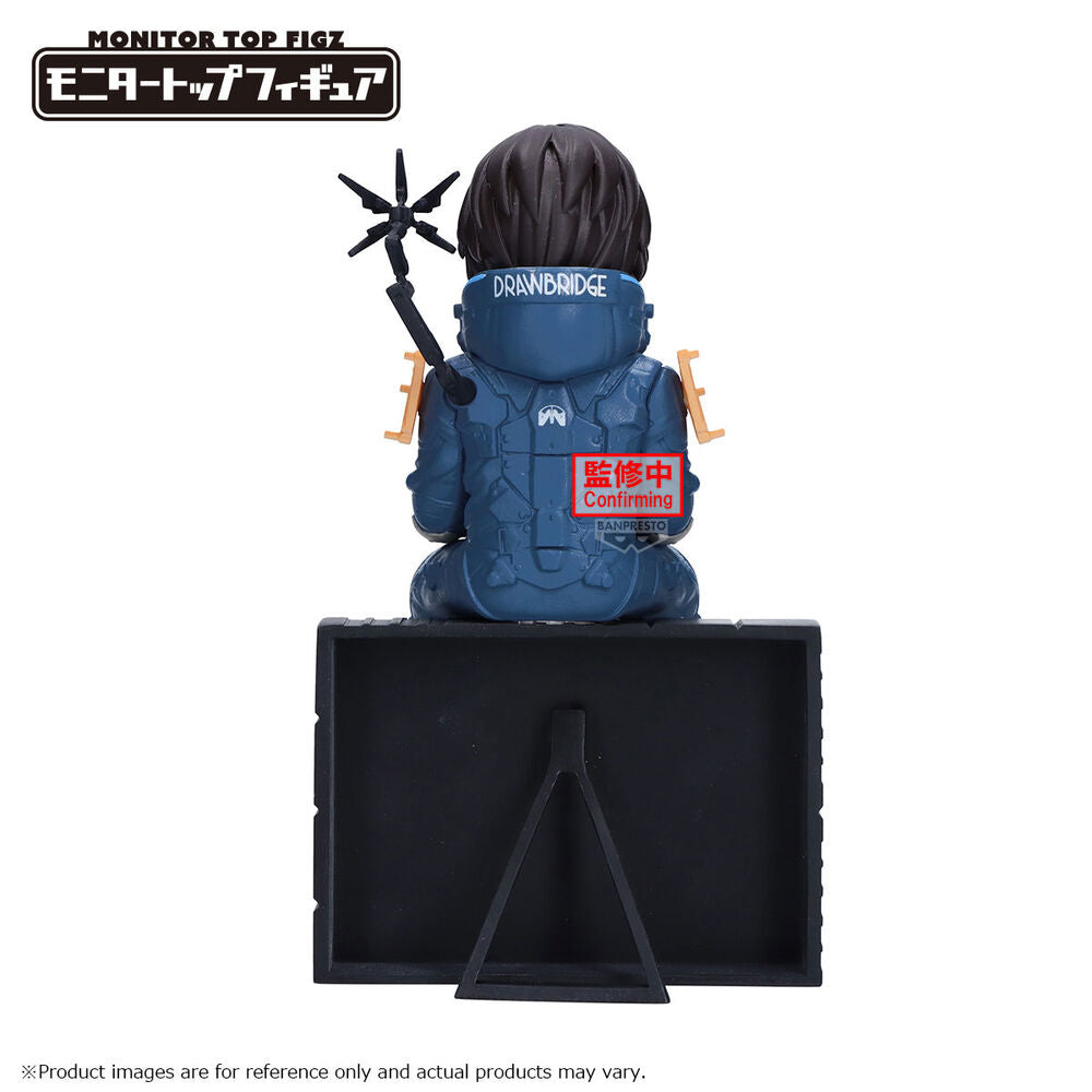 Figura Banpresto de Sam de Death Stranding 2 sentado sobre una base negra - 4