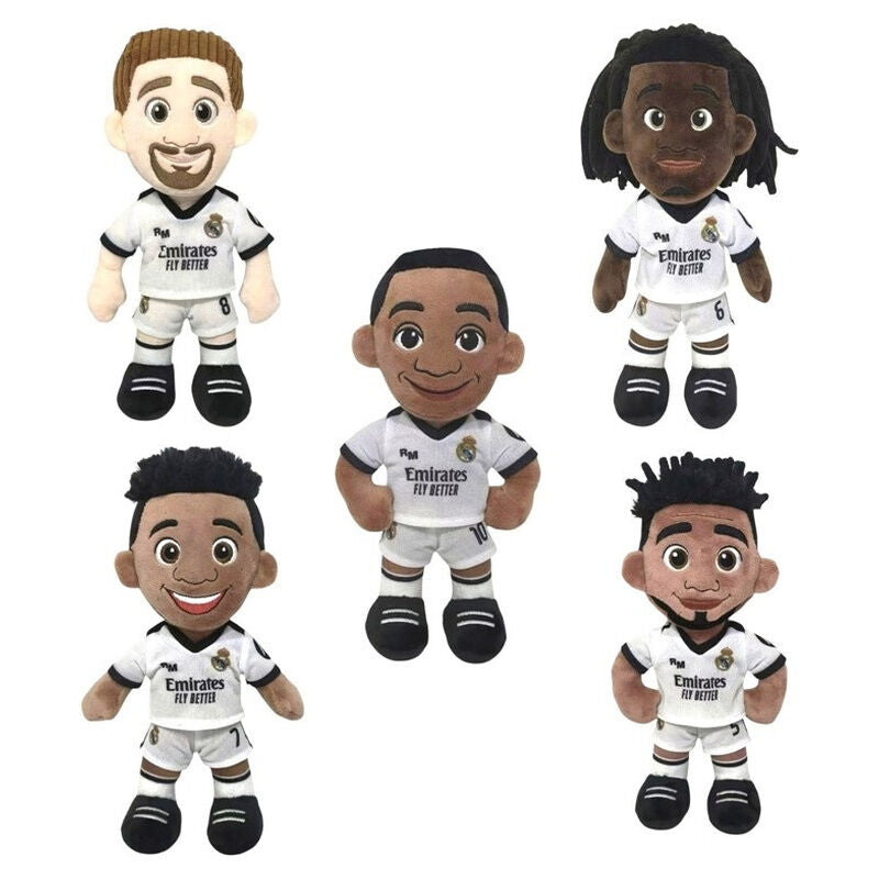 Peluche caricaturizado de jugador del Real Madrid con uniforme blanco