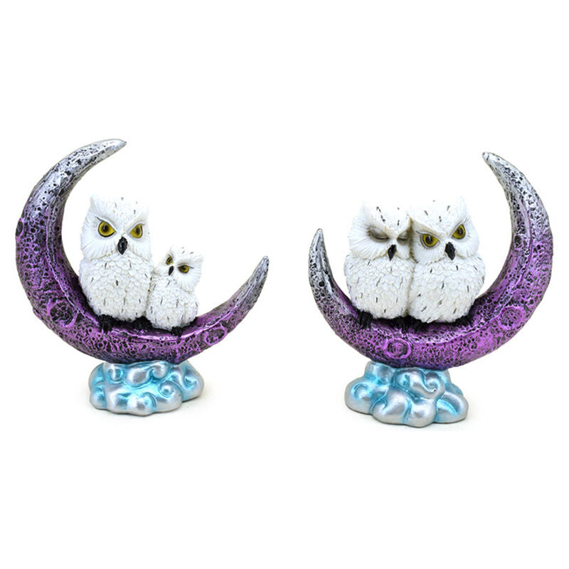 Figura de búhos sobre luna creciente morada y base azul