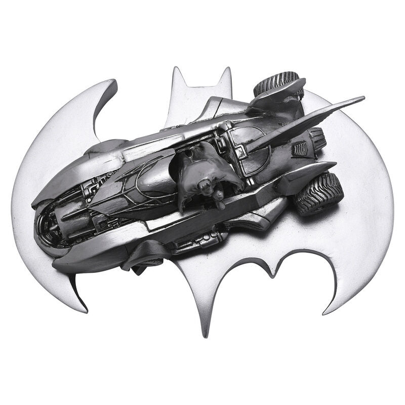 Figura de Batman sentado en el Batmobile sobre una base con forma de murciélago - 3