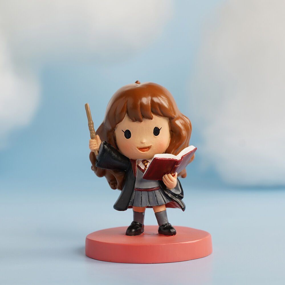 Figura estilizada de Hermione de Harry Potter con libro y varita sobre base roja - 4