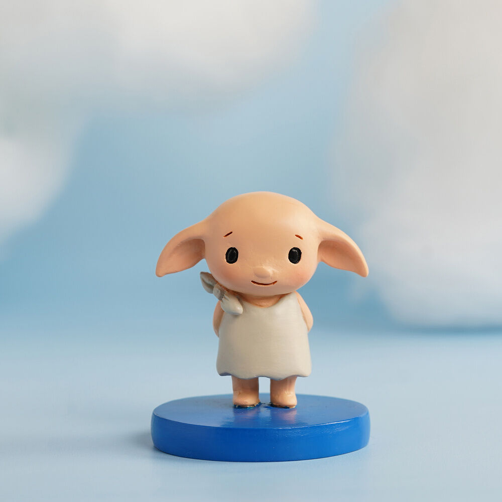 Figura de Dobby de Harry Potter sobre base azul - 4