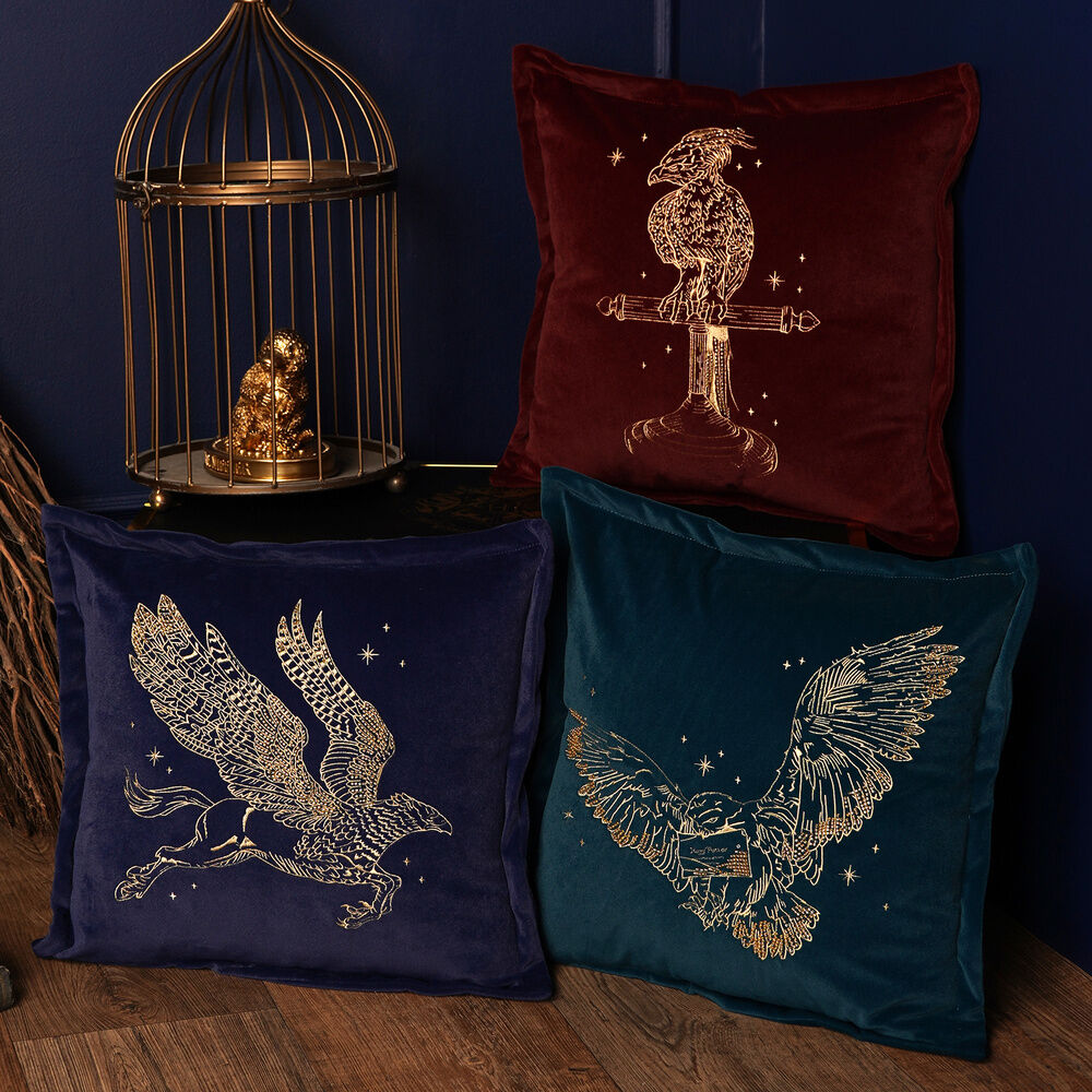 Cojín de terciopelo azul marino con Buckbeak bordado en dorado - 5