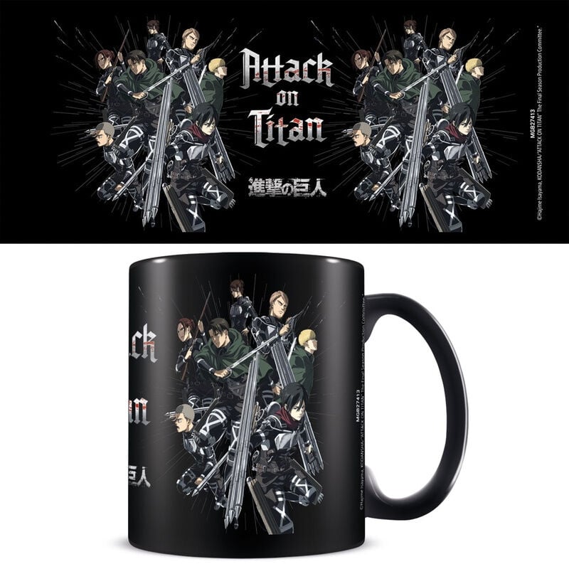 Taza negra de Attack on Titan con personajes y logotipo