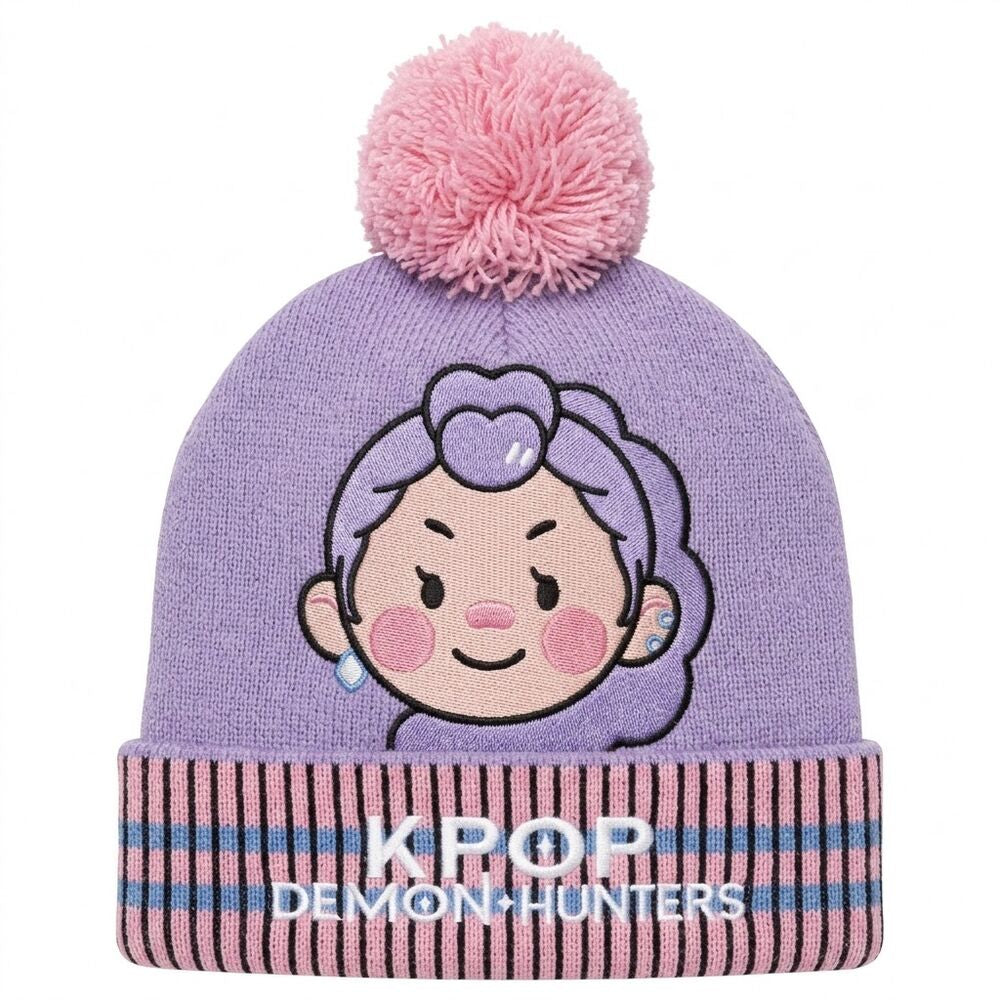 Gorro lila de KPop Demon Hunters con pompón rosa y personaje frontal