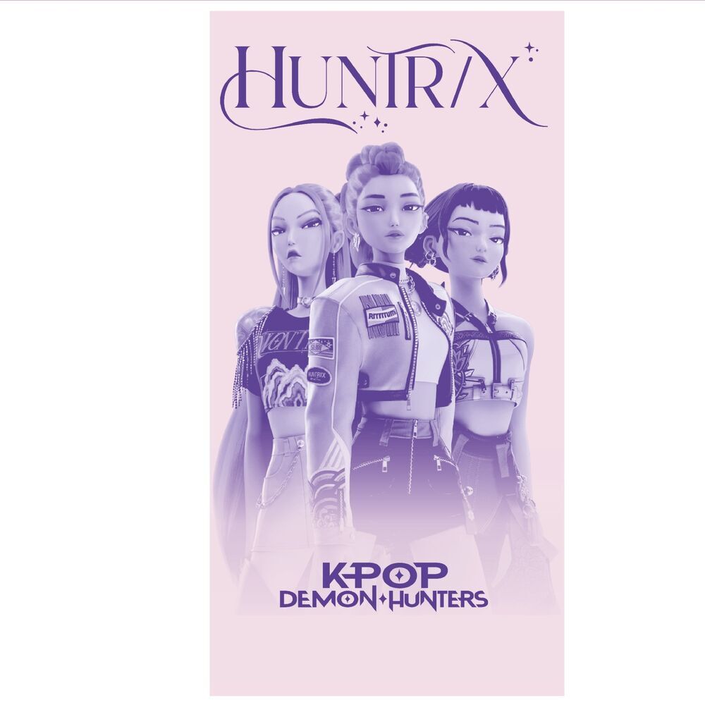 Toalla Huntrix de KPop Demon Hunters con tres personajes en tonos morados