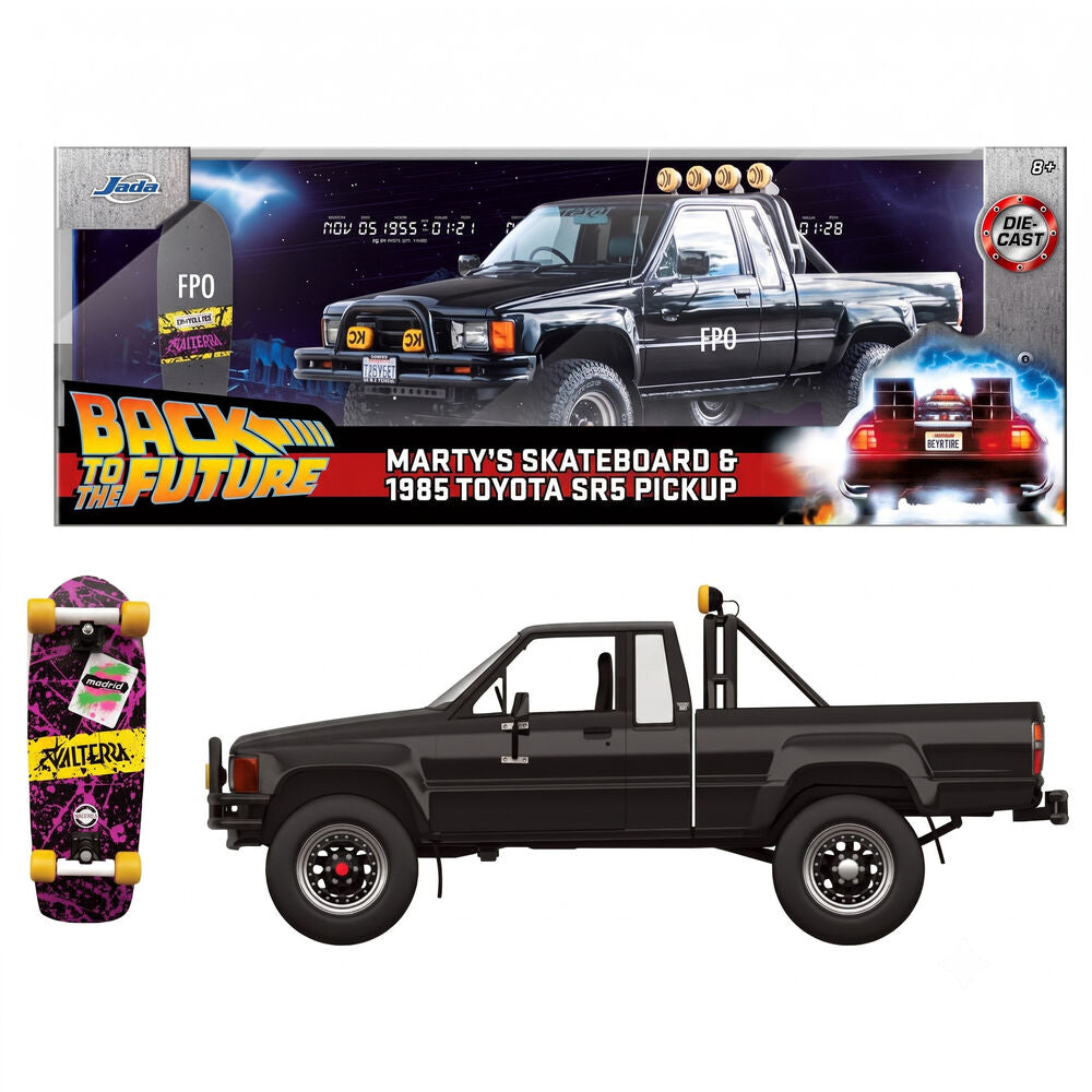 Toyota SR5 negro de Marty con monopatín de Regreso al Futuro