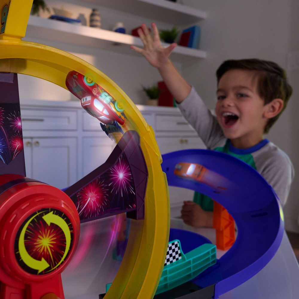 Pista luminosa de coches de Rayo McQueen Cars con looping y cafetería V8 de Flo - 5