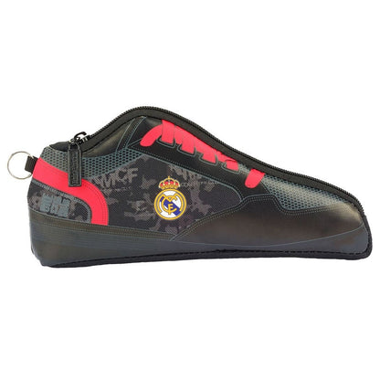 Portatodo negro con forma de zapatilla y escudo del Real Madrid