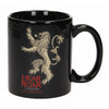 Taza negra Lannister de Juego de Tronos con león dorado y lema Hear Me Roar