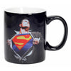 Taza negra de Superman mostrando su emblemático escudo